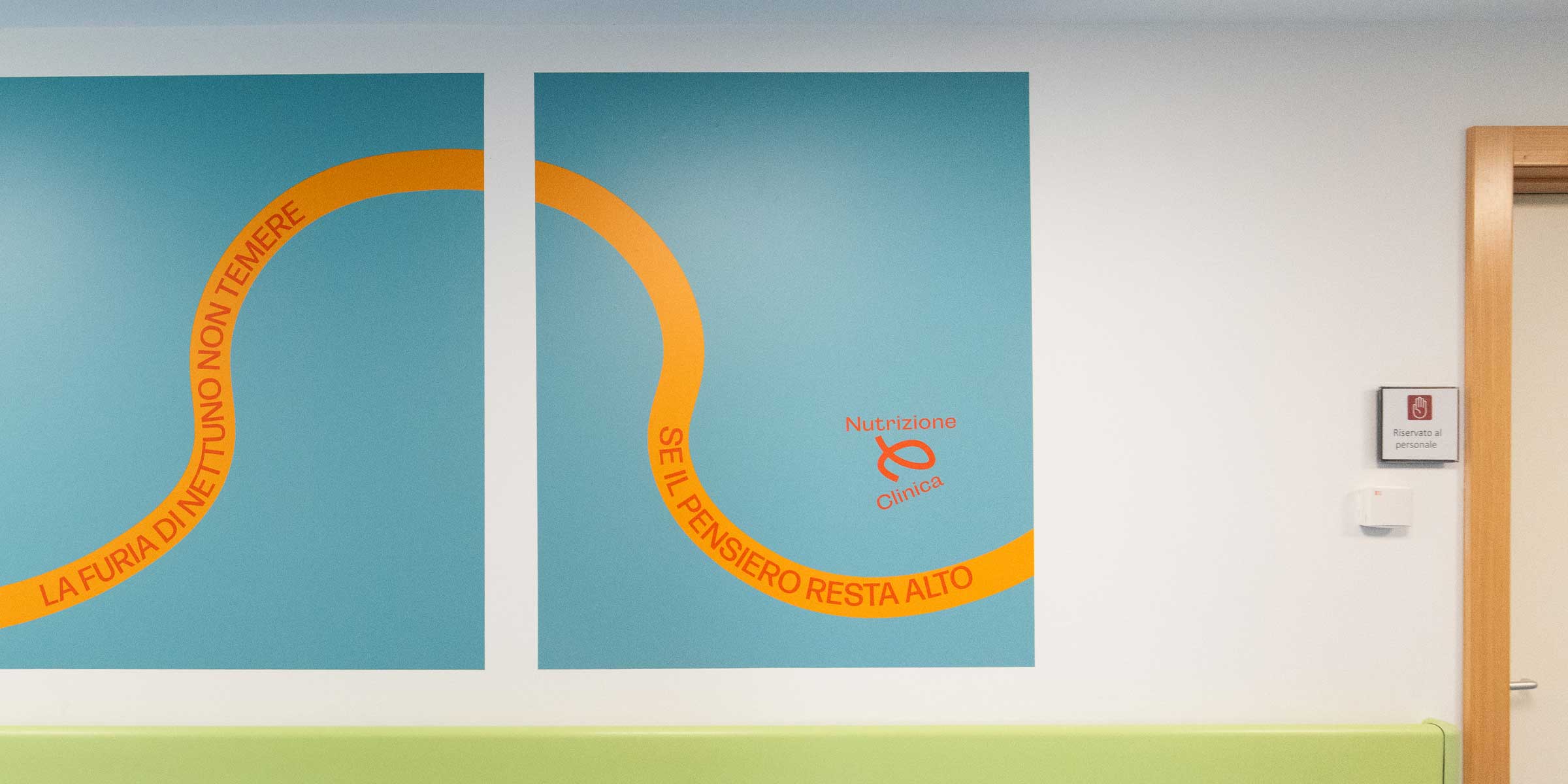 Corridoi allestiti raccontano arte